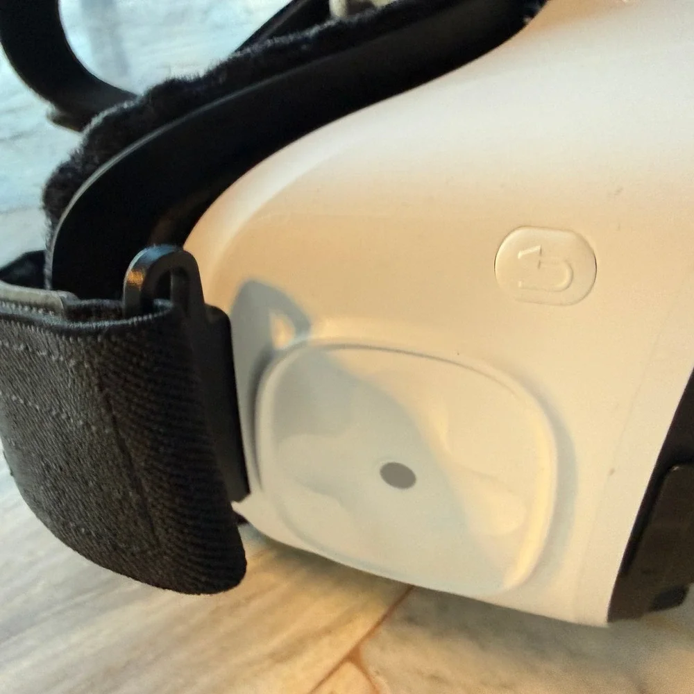 Samsung‎ Gear VR SM R322 Powered by Oculus Virtual Reality Headset White